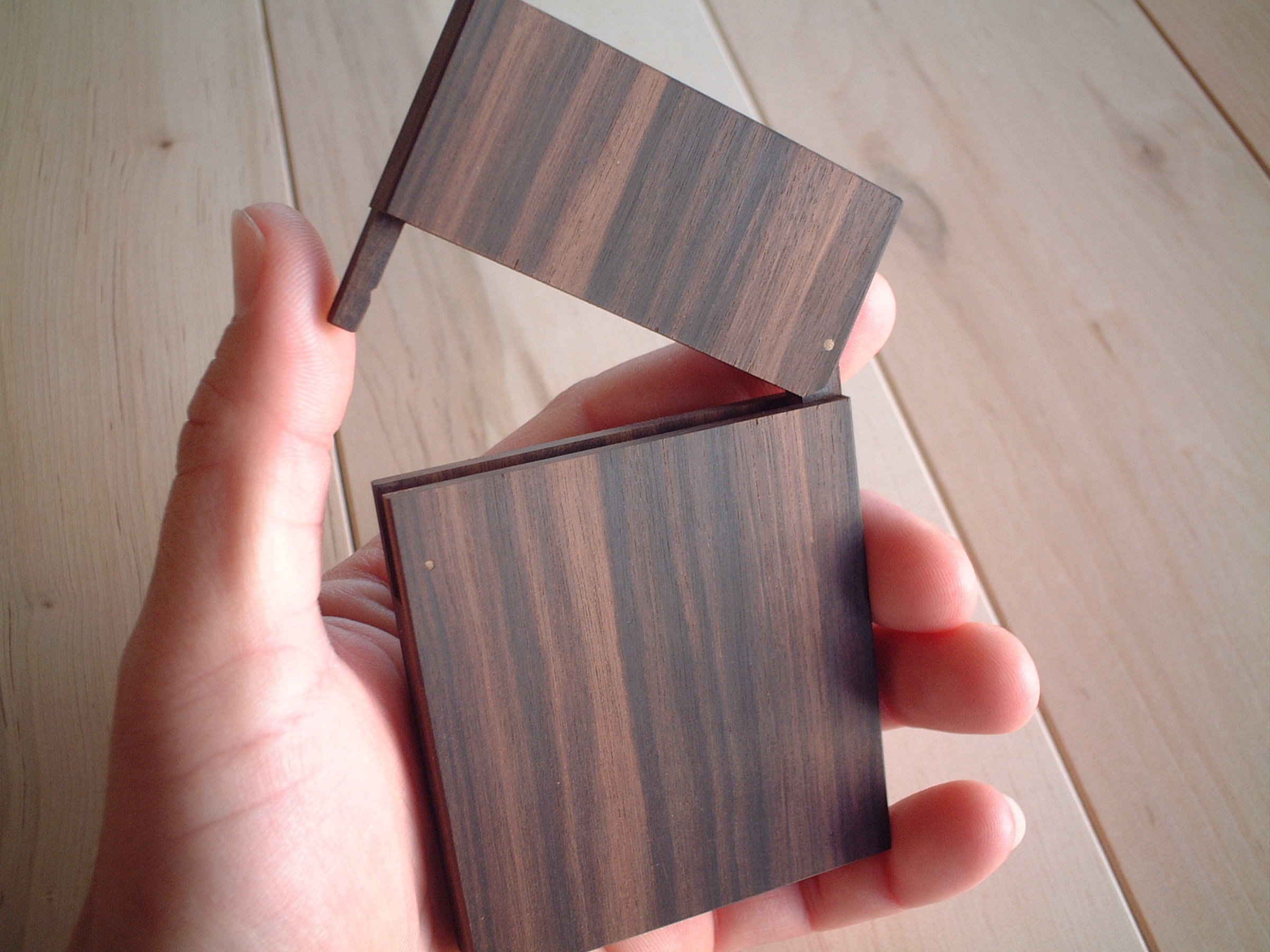 金具不使用 縞黒檀木製名刺ケース（名刺入れ） : 本物の無垢木材