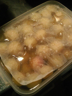 煮汁を入れてフタ