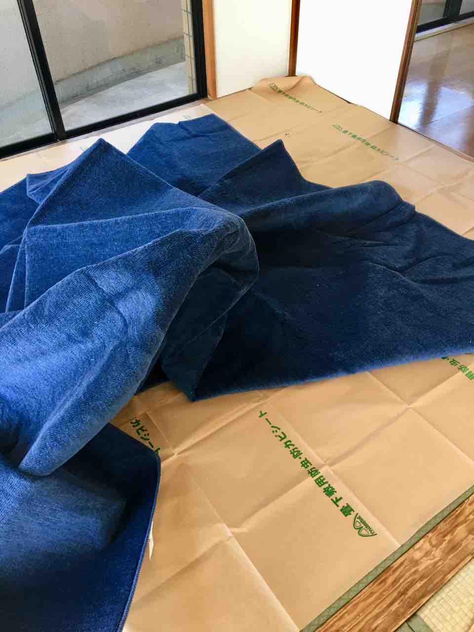 実録 カビ対策 こうひん防虫防ダニ防カビシート敷いてみた カサカサ鳴るけど ちょっと安心ではある かぁちゃんと小動物たち