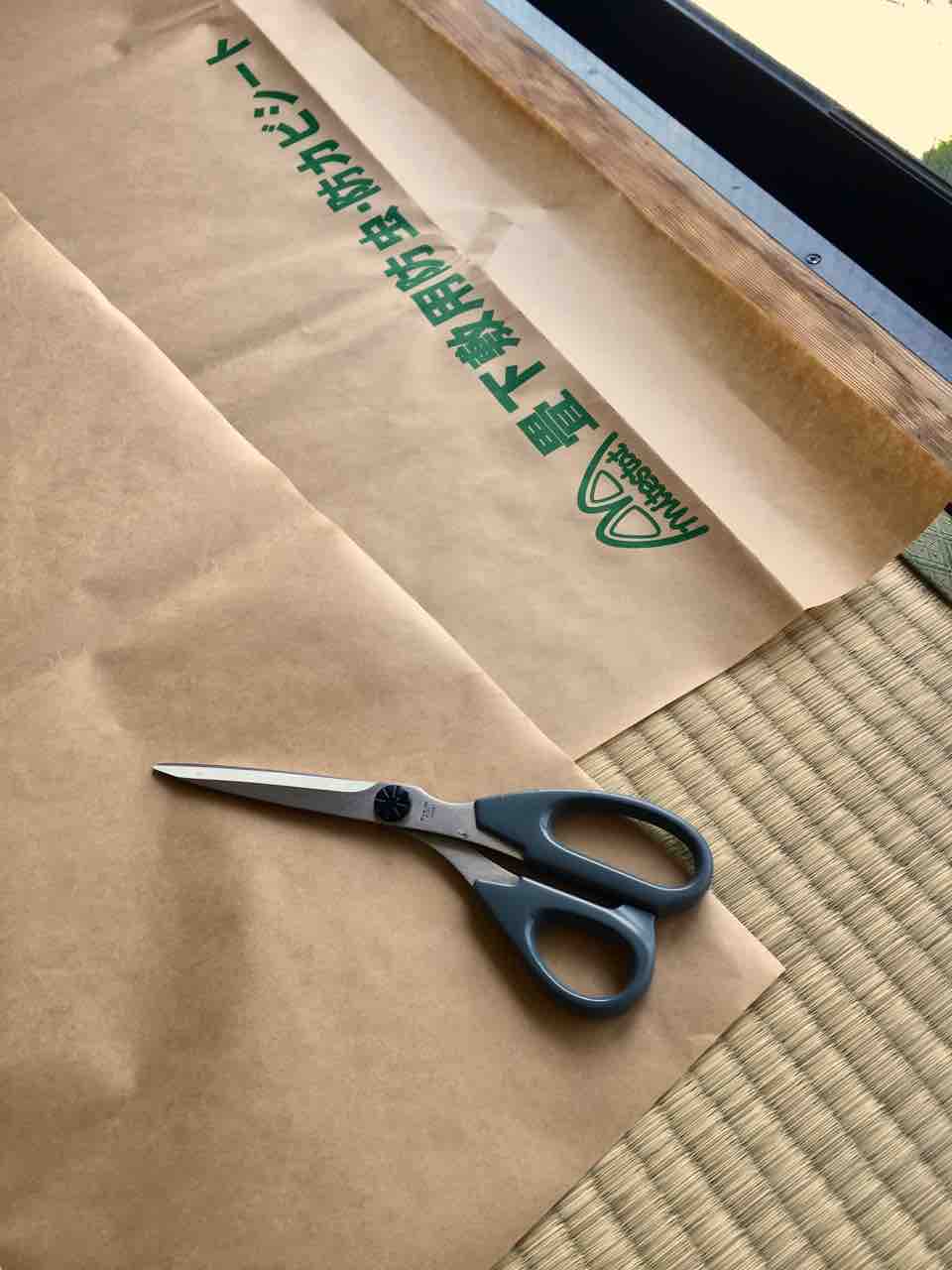 実録 カビ対策 こうひん防虫防ダニ防カビシート敷いてみた カサカサ鳴るけど ちょっと安心ではある かぁちゃんと小動物たち