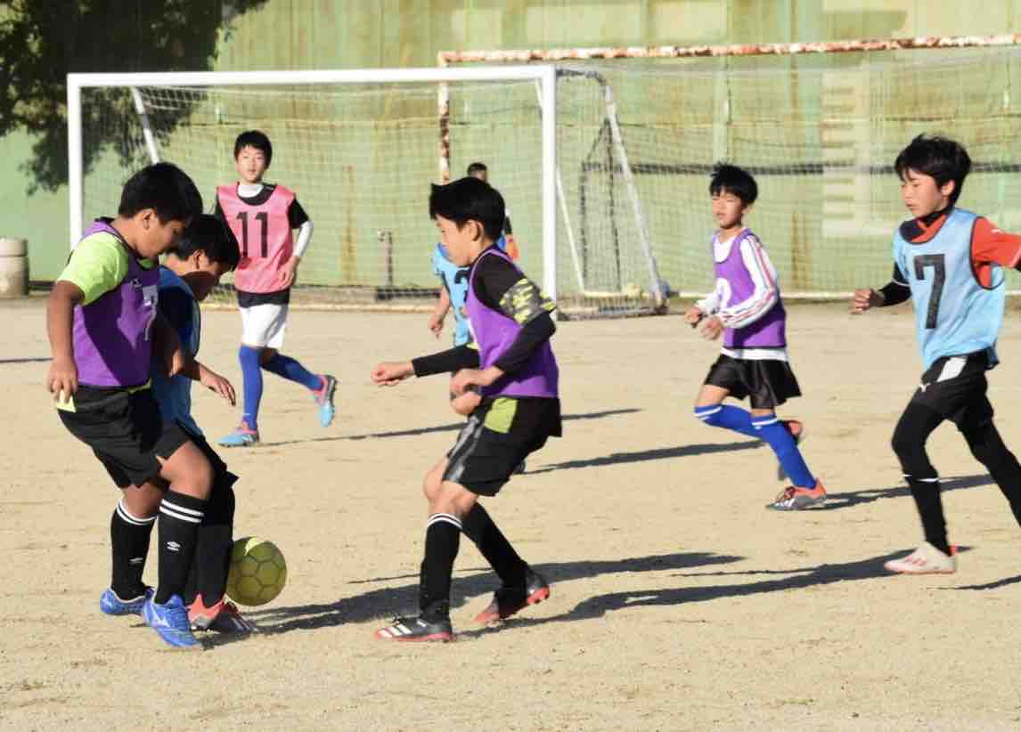 土曜日も中高生がバックアップ 高学年 We Love Soccer 潮見サッカー