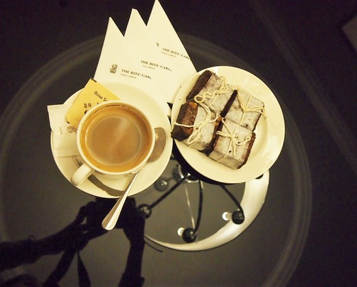 夜のおやつ お茶とブラウニー