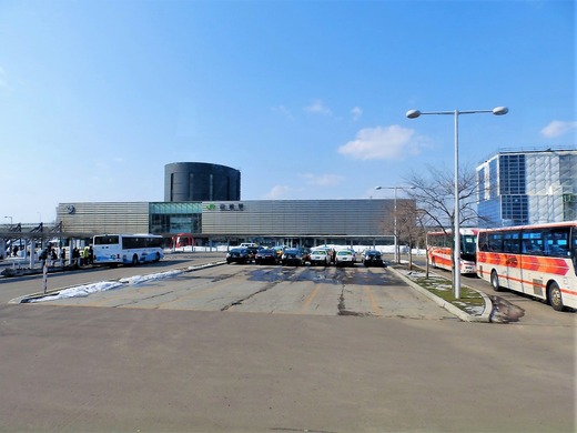 快晴のJR函館駅