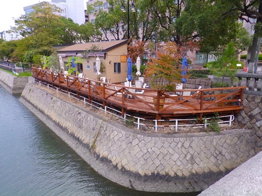 水辺のオープンカフェ