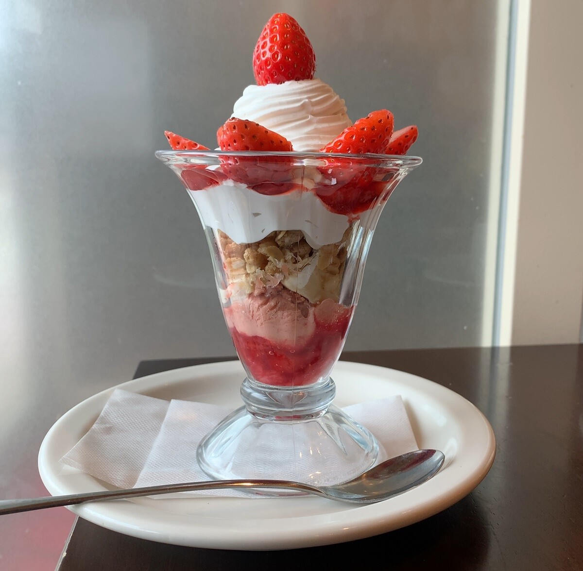 ザクザク！濃厚シュークリーム】いちごチョコパフェ｜Tasty