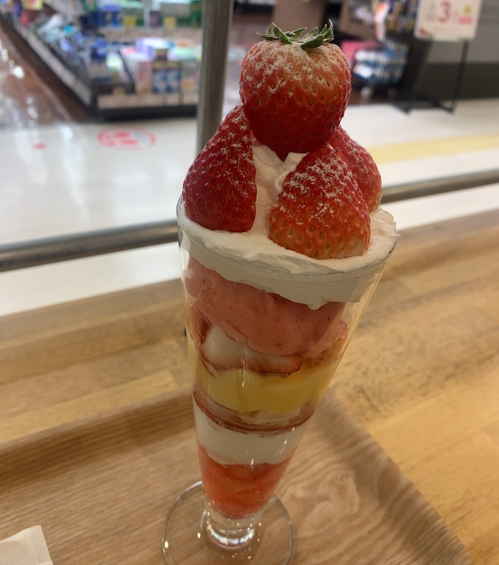 日本で一番ぜいたく?! イチゴ100粒使用のメガいちごパフェ販売