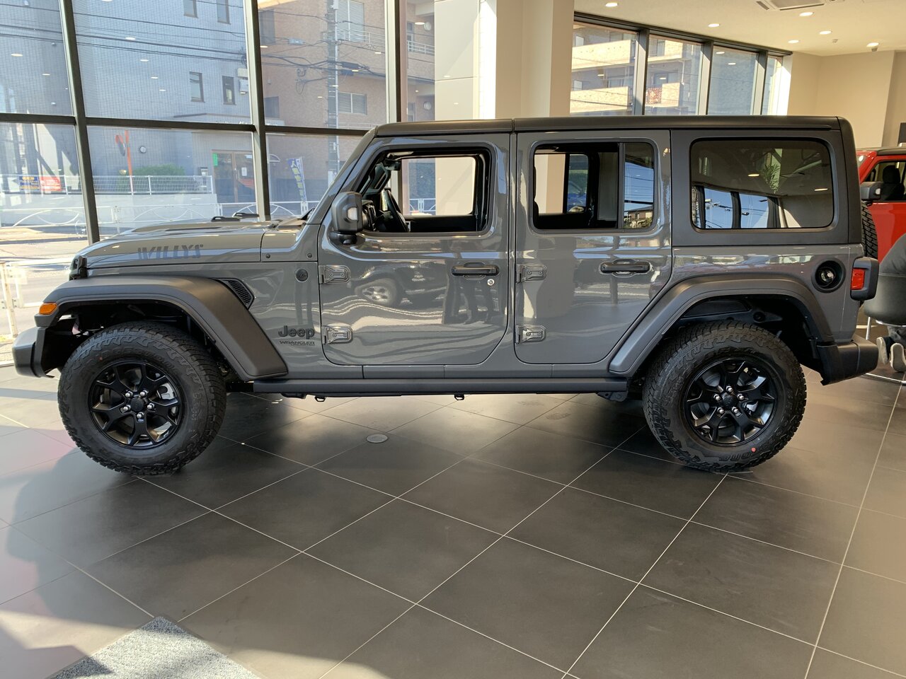 JL Wrangler Unlimited Willys ショウル－ムで展示中 ｜ジープ