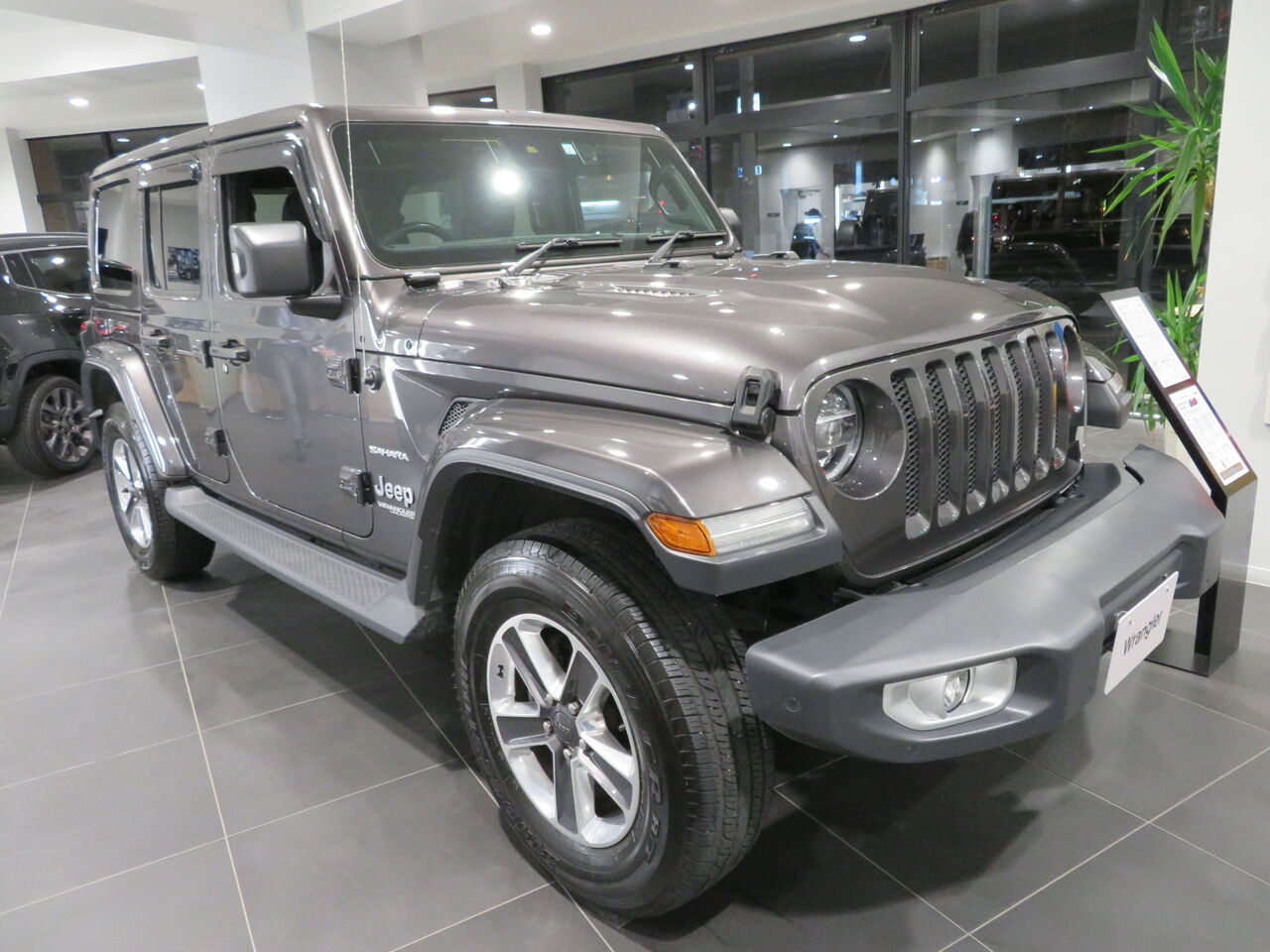 JL2.0サハラ グラナイトクリスタルメタリック展示してます！ : ジープ