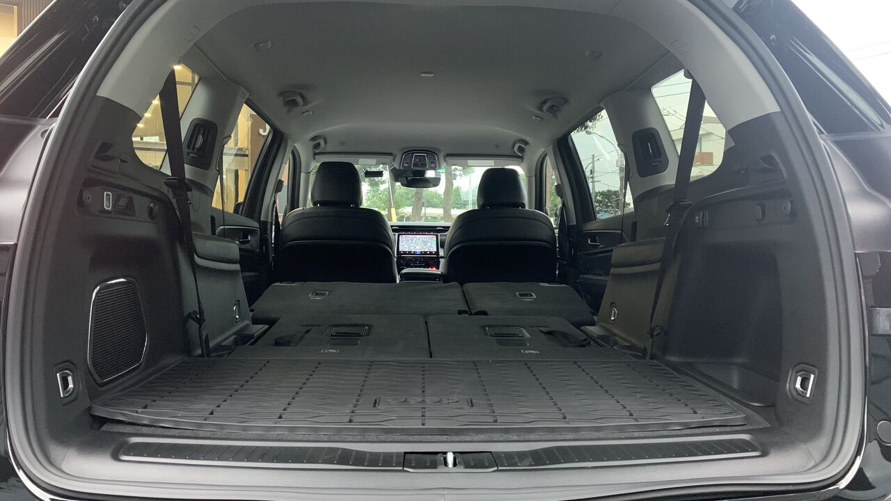 新型グランドチェロキーLのトランクスペースの広さはどのくらい