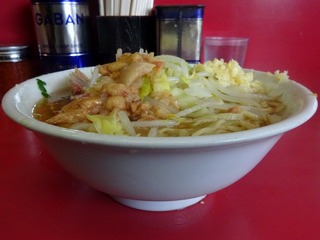 横から