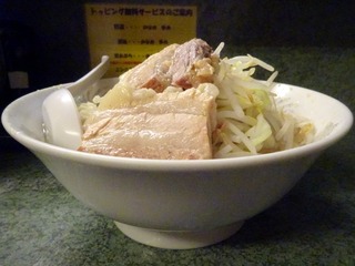 横から