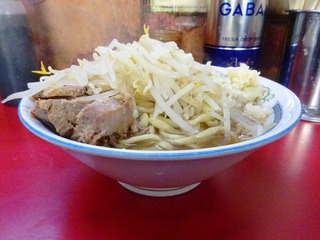 横から