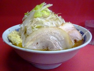 横から