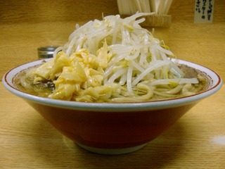 横から