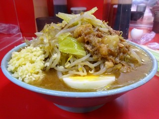 横から