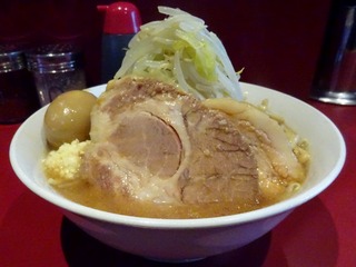 横から