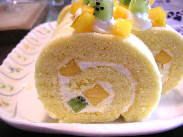 マンゴーとキウイのロールケーキ kielo マンゴーとキウイのロールケーキ kielo