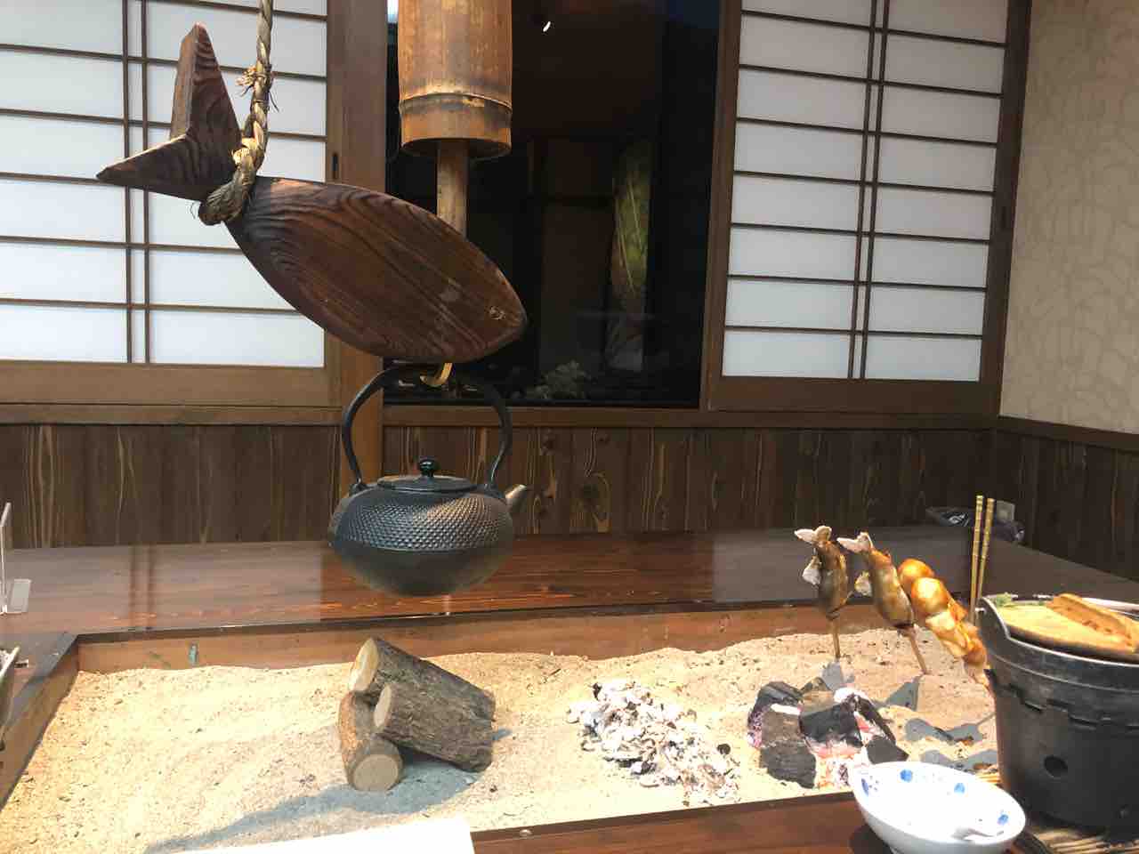 囲炉裏掘りごたつで祖谷の郷土料理 新祖谷温泉 ホテルかずら橋 はっちの蒸し豚