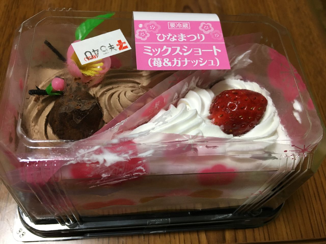 ひなまつり2色の苺ケーキとミックスショート ヤマザキ はっちの蒸し豚