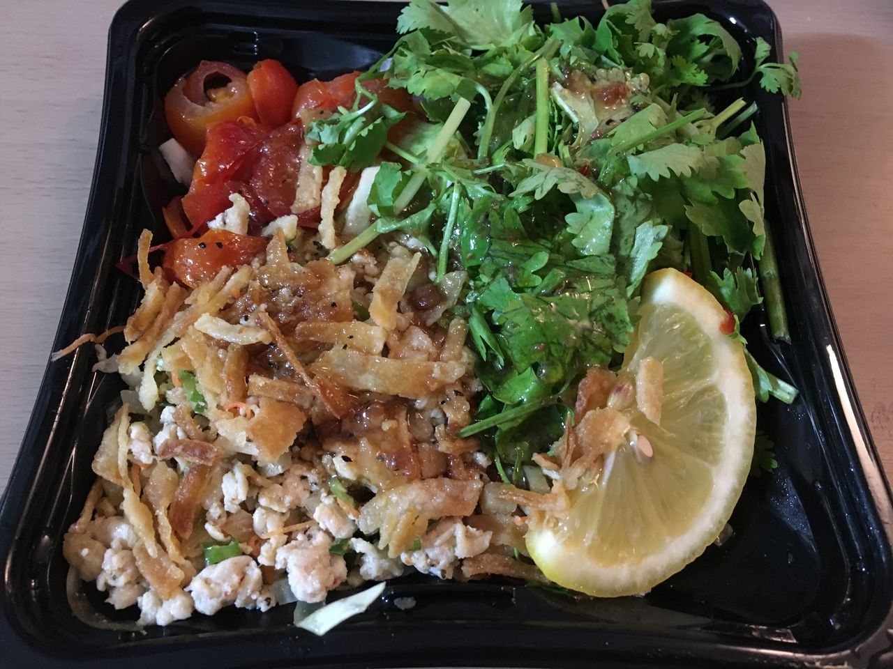 鶏ひき肉のスパイシー和えのパクチーサラダ 成城石井 はっちの蒸し豚