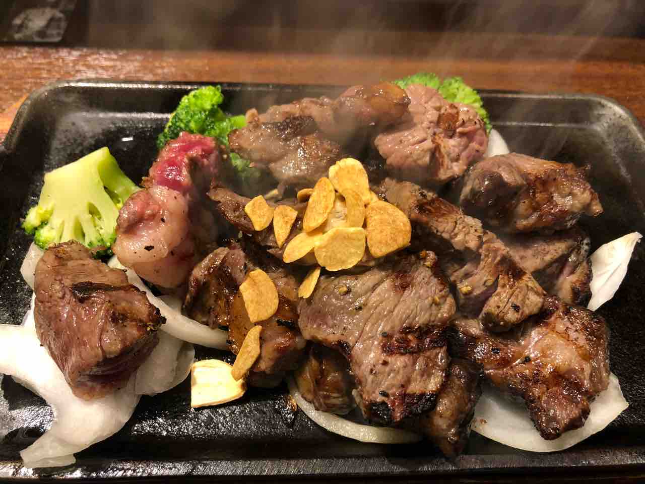夜でも乱切りカットステーキ いきなり ステーキ はっちの蒸し豚 夜でも乱切りカットステーキ いきなり ステーキ はっちの蒸し豚