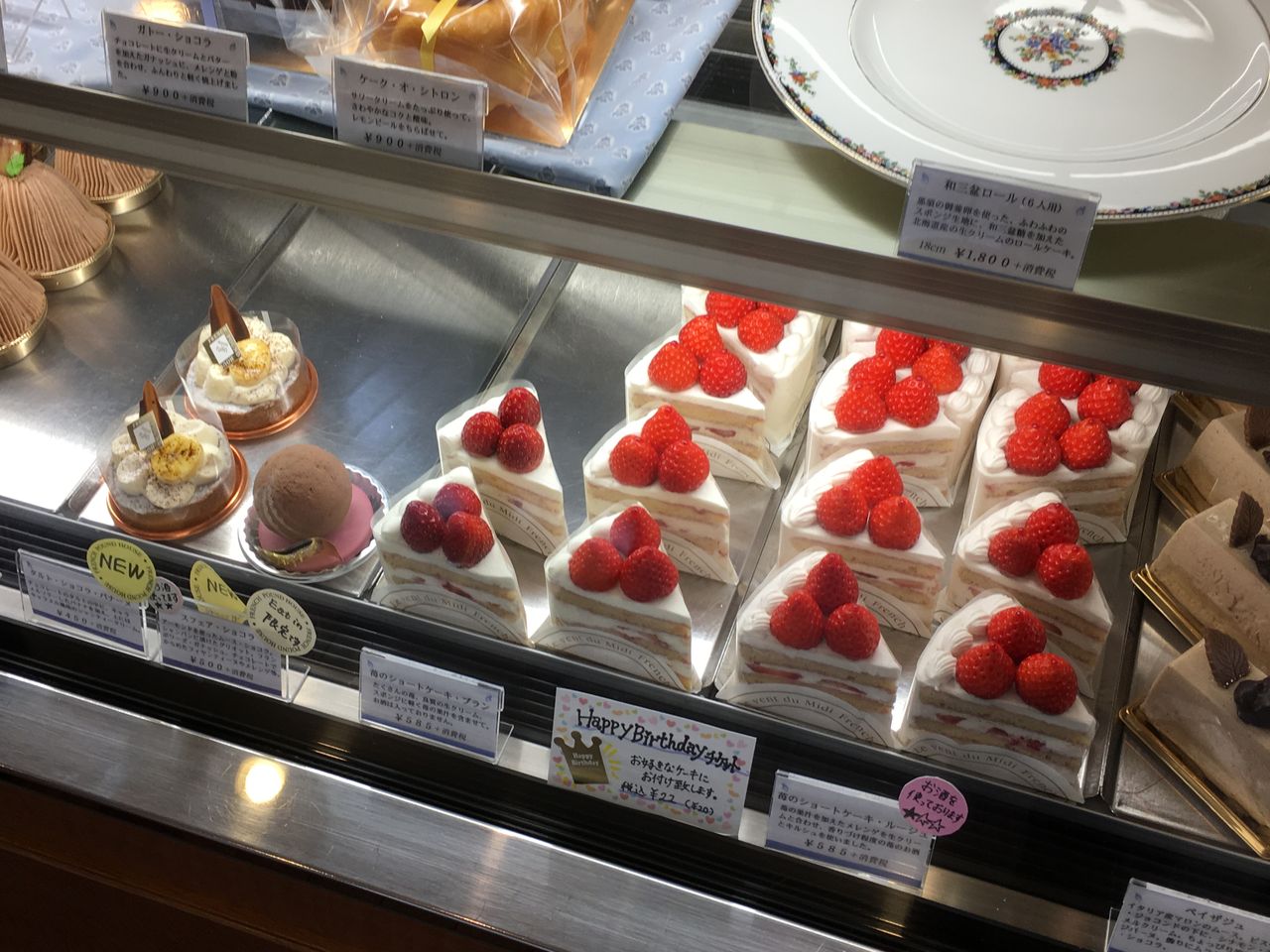 シュルプリーズと苺のショートケーキ フレンチパウンドハウス大和郷本店 はっちの蒸し豚