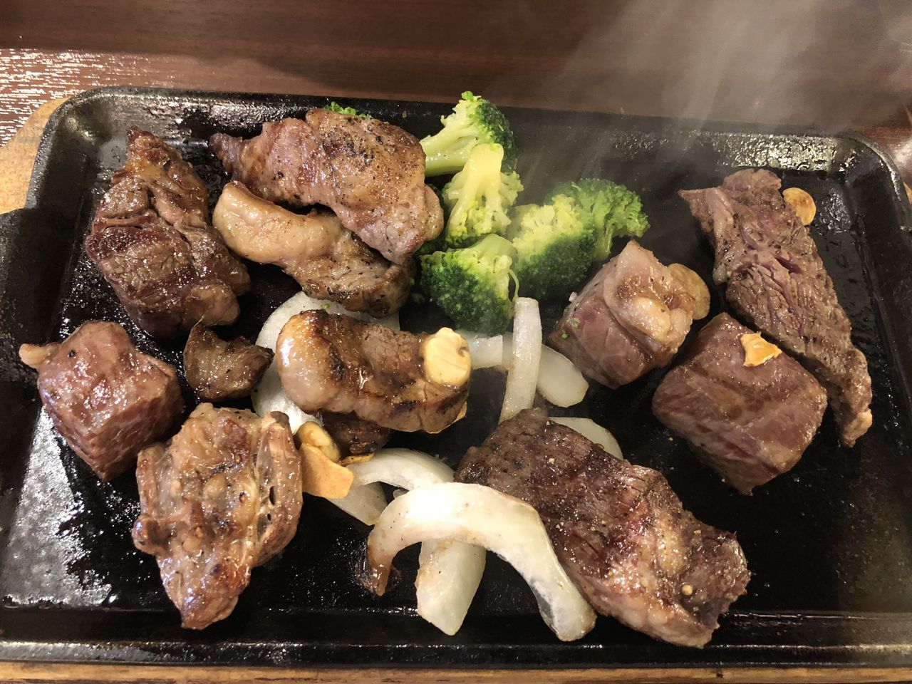 サイコロカットな乱切りステーキと持ち帰りハンバーグ いきなり ステーキ はっちの蒸し豚 サイコロカットな乱切りステーキと持ち帰りハンバーグ いきなり ステーキ はっちの蒸し豚