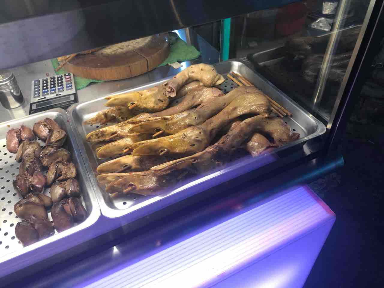 アヒルの頭と豚の血のお餅に挑む 台湾料理 はっちの蒸し豚