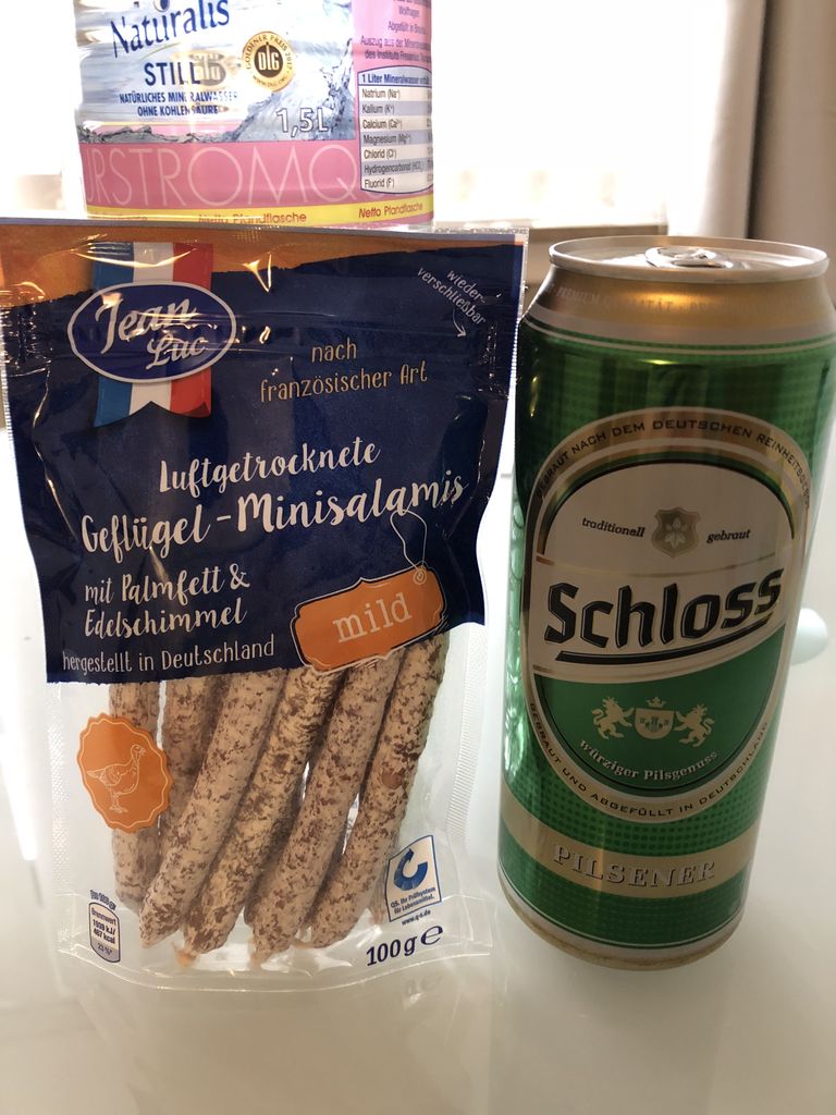 ビールと卑猥な香りの白カビサラミ ついでに穴あきチーズ Marken Discount Netto はっちの蒸し豚 ビールと卑猥な香りの白カビサラミ ついでに穴あきチーズ Marken Discount Netto はっちの蒸し豚