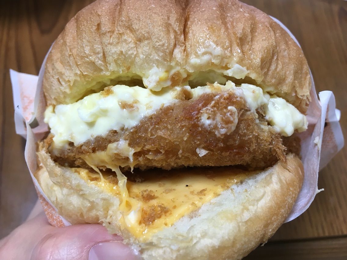 たっぷりタルタルのフィッシュバーガー セブン はっちの蒸し豚