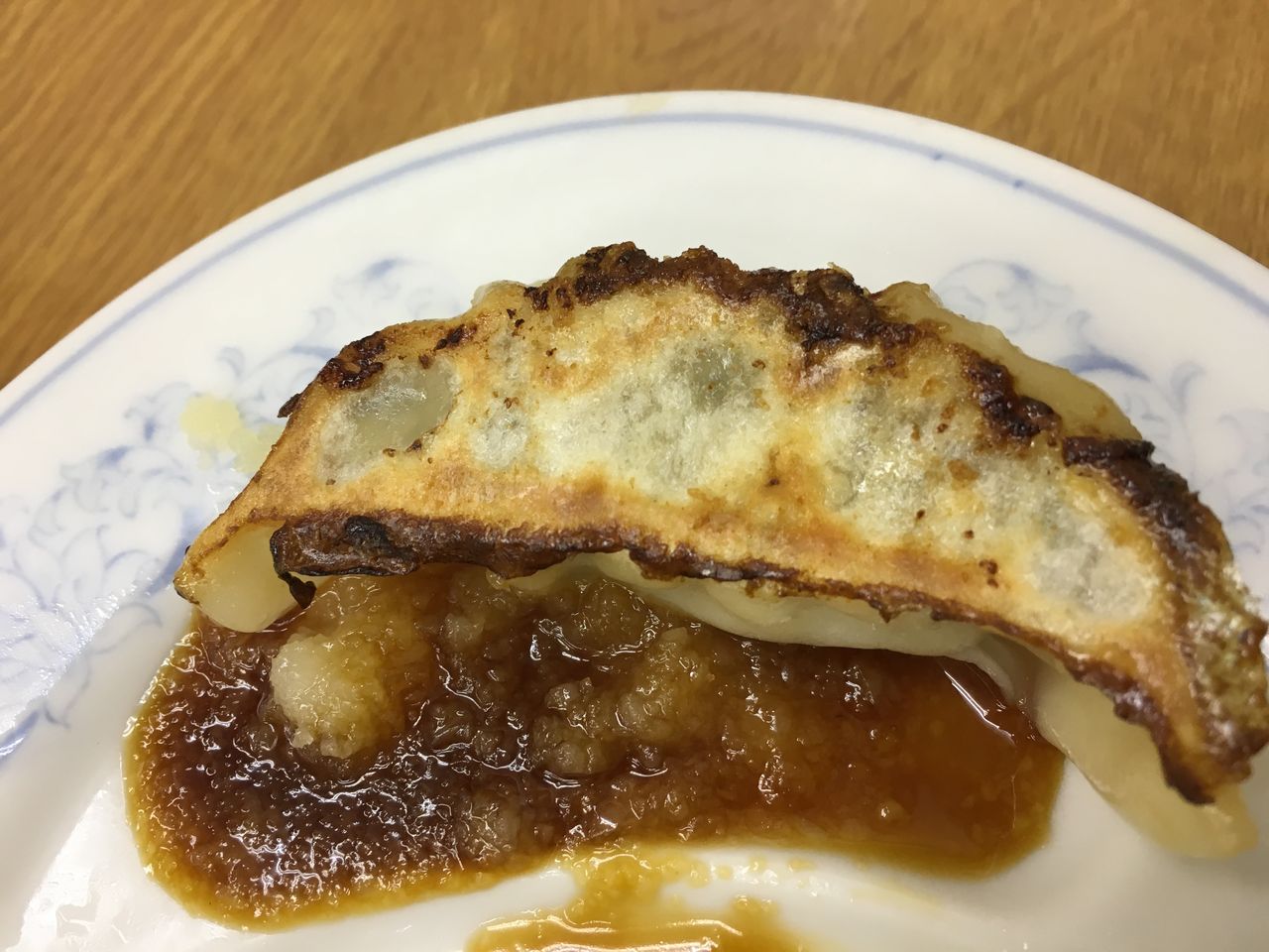 冷やしそばとにんにくだらけの焼ギョウザ 福しん はっちの蒸し豚 冷やしそばとにんにくだらけの焼ギョウザ 福しん はっちの蒸し豚