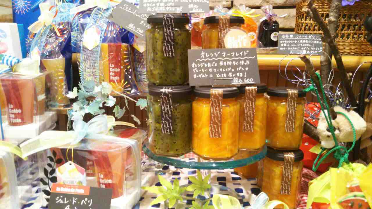 涼しさ全開 ジャムとゼリーだらけの夏ディスプレイ 洋菓子の店ディメル はっちの蒸し豚 涼しさ全開 ジャムとゼリーだらけの夏ディスプレイ 洋菓子の店ディメル はっちの蒸し豚