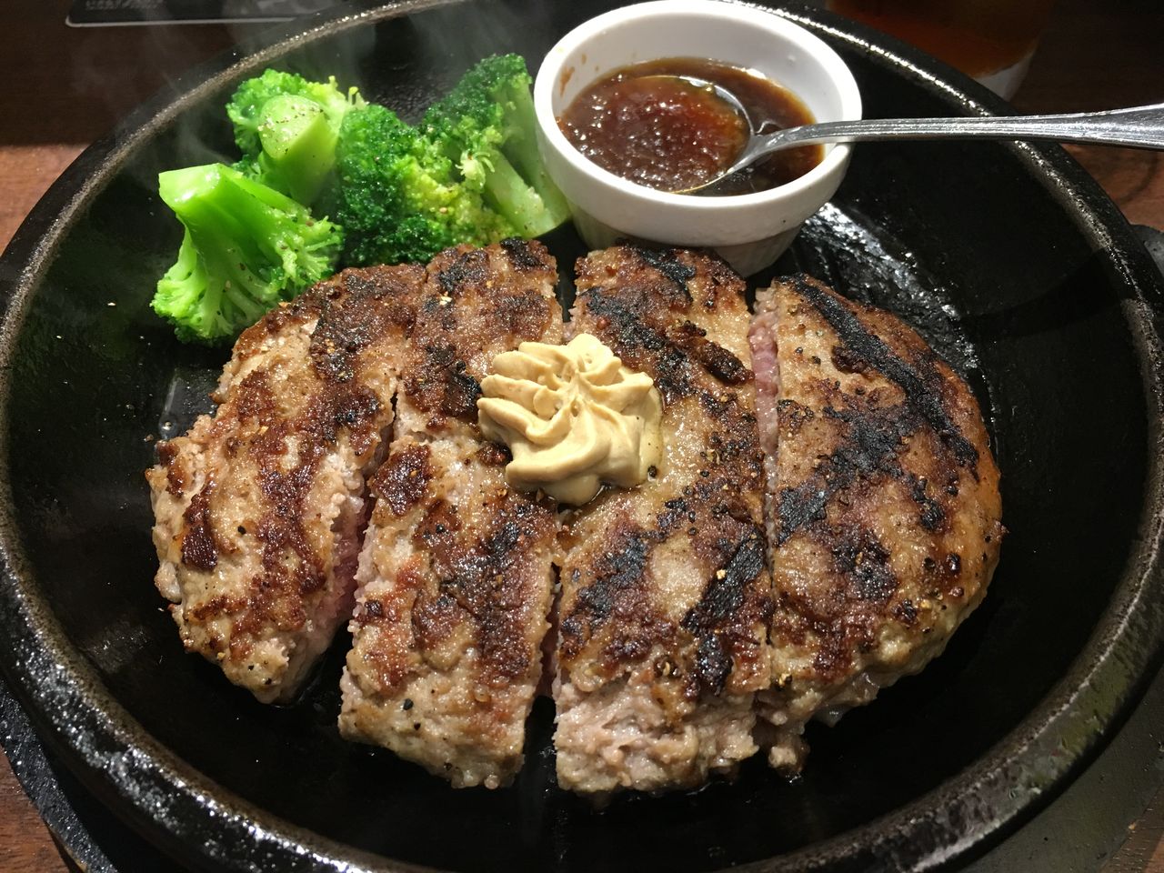 オニオンソースと醤油でワイルドハンバーグ いきなり ステーキ はっちの蒸し豚 オニオンソースと醤油でワイルドハンバーグ いきなり ステーキ はっちの蒸し豚