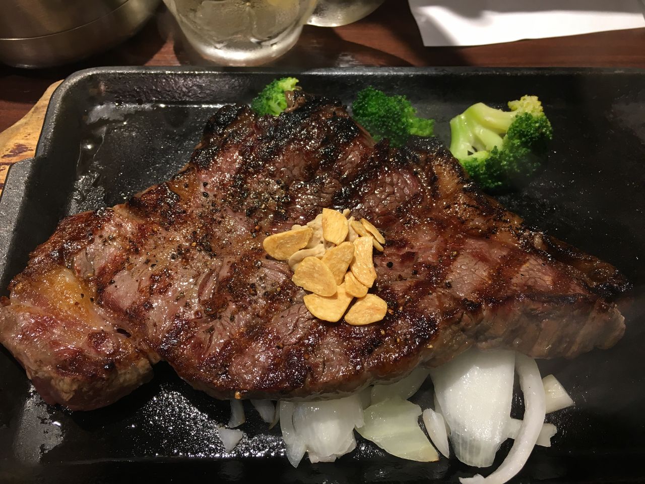 肉そのままの味を楽しむ Naruoブランド牛サーロインステーキ いきなり ステーキ はっちの蒸し豚