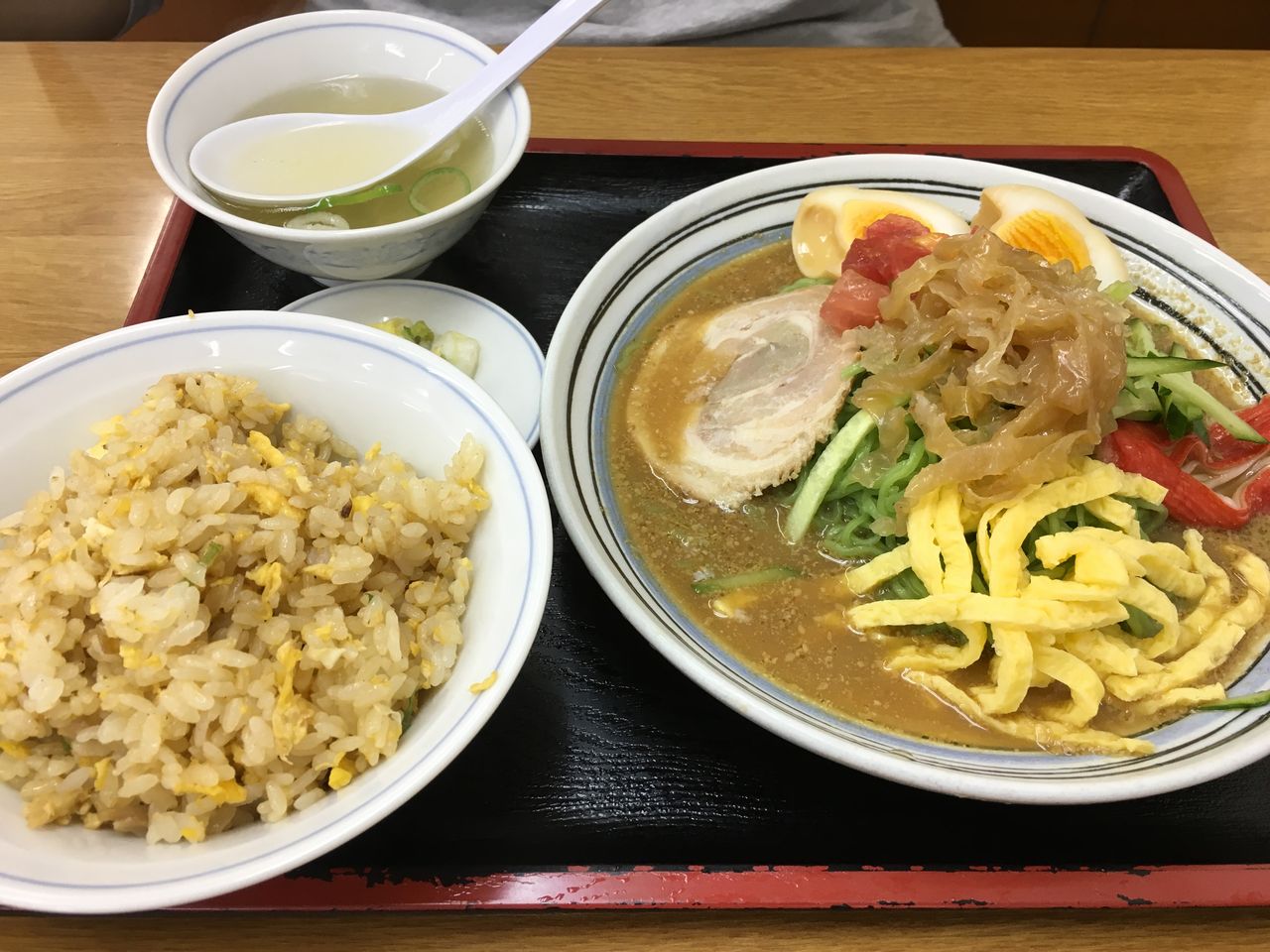 冷やしそばとにんにくだらけの焼ギョウザ 福しん はっちの蒸し豚 冷やしそばとにんにくだらけの焼ギョウザ 福しん はっちの蒸し豚