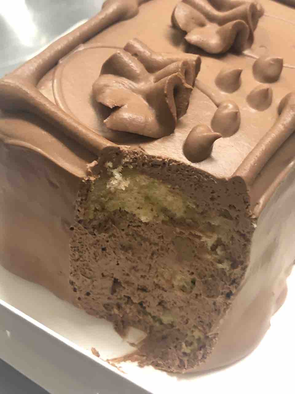 定番人気に納得のブレない美味しさ チョコレートケーキミニ Tops はっちの蒸し豚
