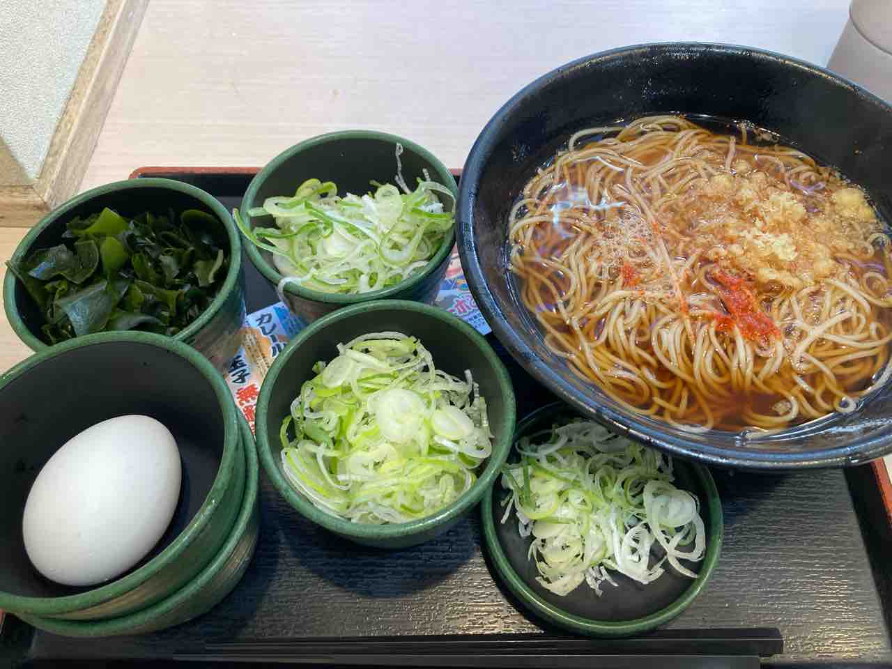 薬味ねぎ2倍増量で丼いっぱいに かけそば ゆで太郎 淡路町店 はっちの蒸し豚