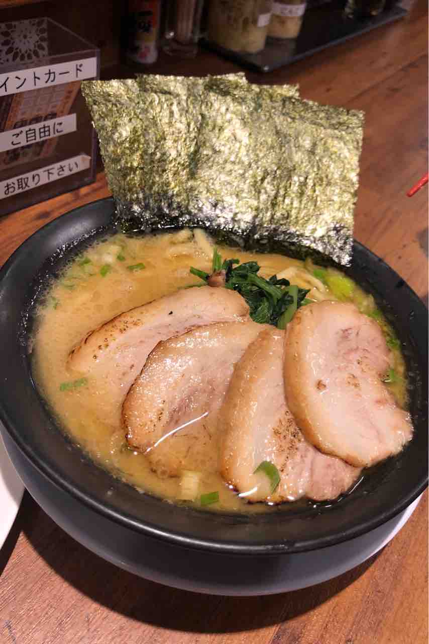 チャーシュー麺と脂たっぷりチャーシュー 横浜家系ラーメン巣鴨家 はっちの蒸し豚