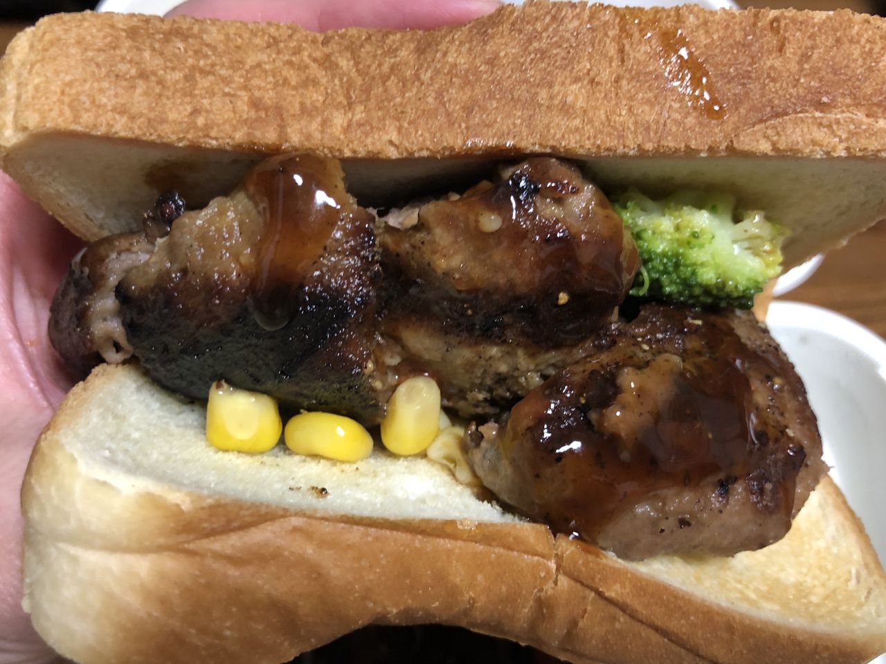 持ち帰りワイルドハンバーグを食パンにサンド いきなり ステーキ はっちの蒸し豚 持ち帰りワイルドハンバーグを食パンにサンド いきなり ステーキ はっちの蒸し豚