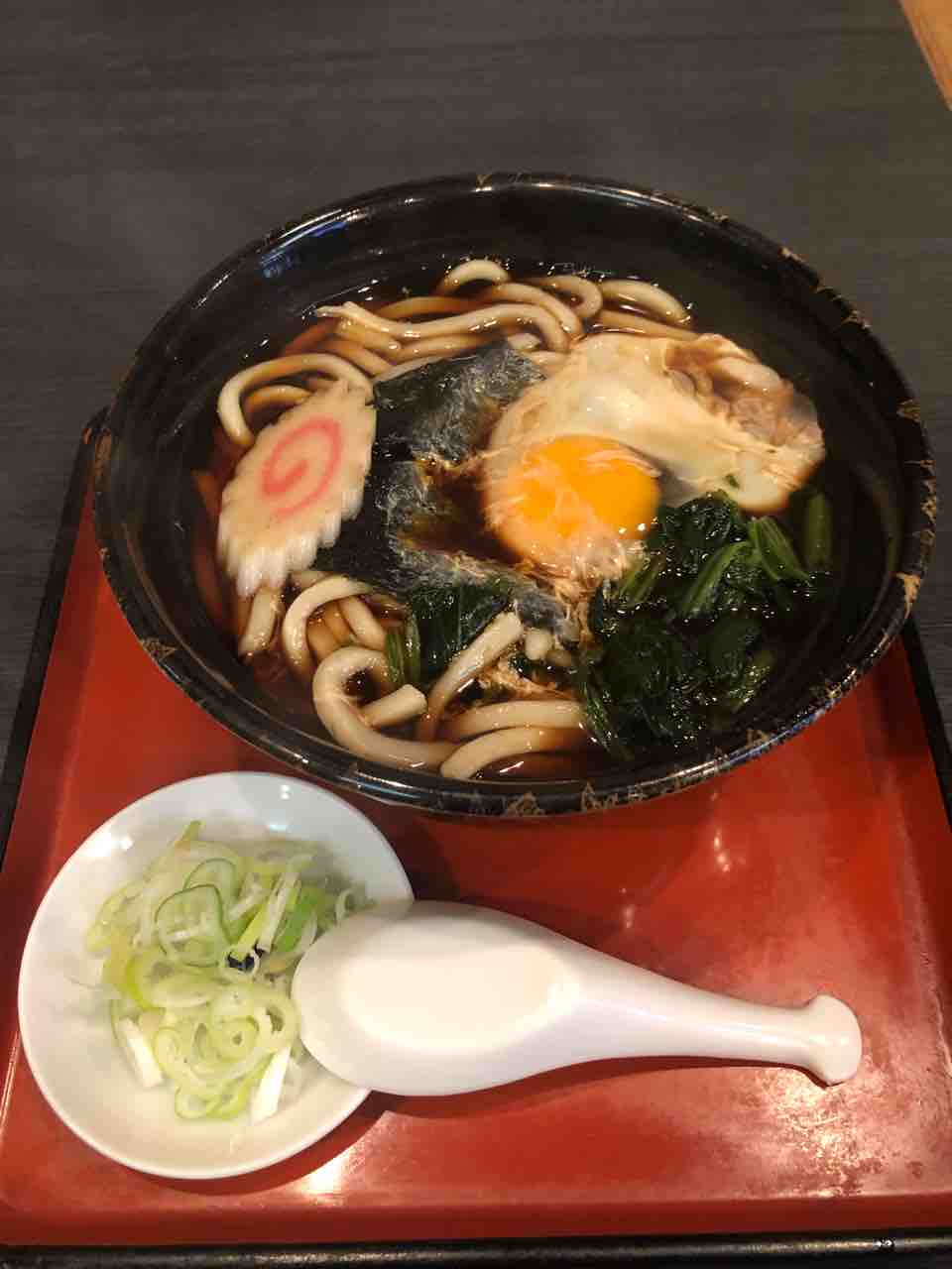 関東風の真っ黒濃いつゆ 月見うどん 松月庵 駒込店 はっちの蒸し豚