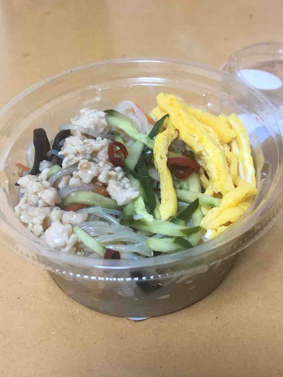 鶏そぼろと胡麻の春雨サラダ アヒージョ風砂肝とブロッコリー セブンイレブン はっちの蒸し豚