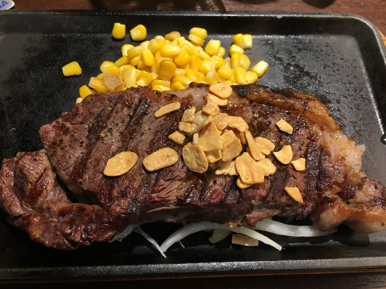 国産牛サーロインとハイボールでお疲れさん いきなり ステーキ はっちの蒸し豚