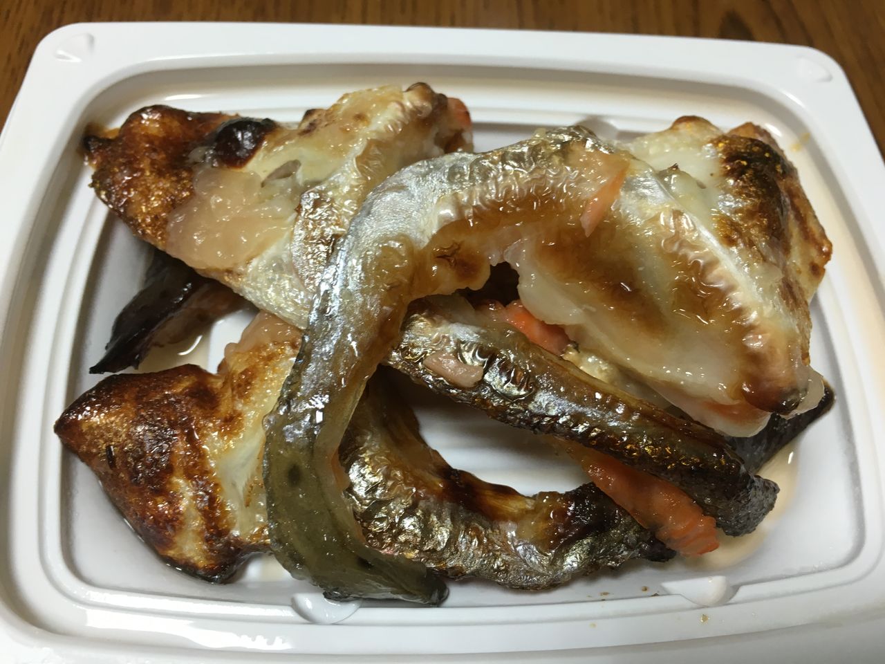 鮭カマ焼き ファミマ はっちの蒸し豚 鮭カマ焼き ファミマ はっちの蒸し豚