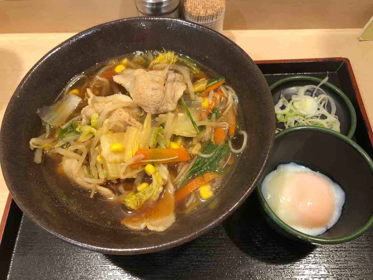 洒落た器で上品に 肉野菜そば580円と温泉玉子 ゆで太郎 門前仲町店 はっちの蒸し豚