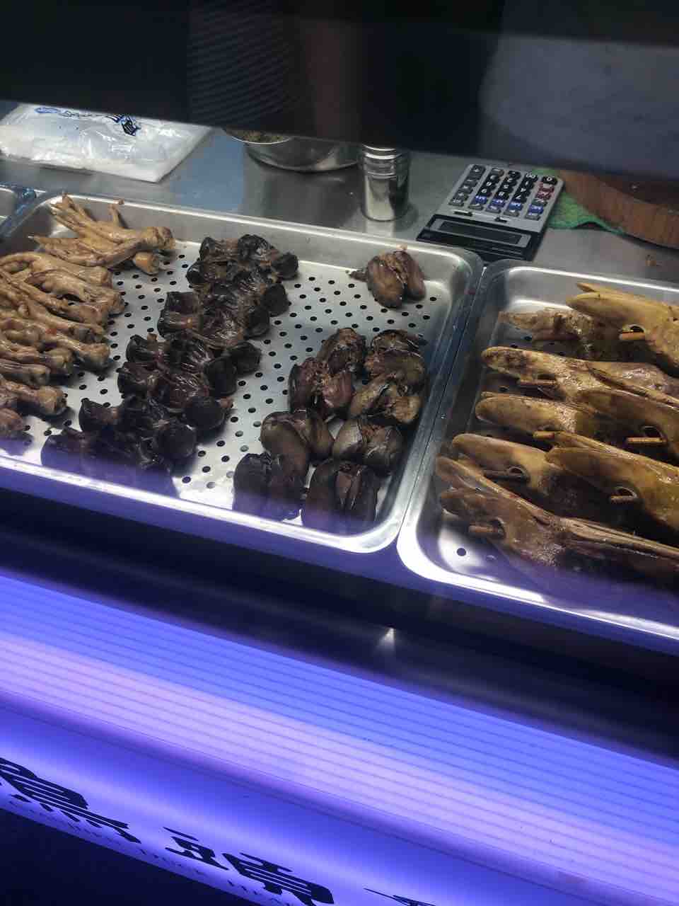 アヒルの頭と豚の血のお餅に挑む 台湾料理 はっちの蒸し豚