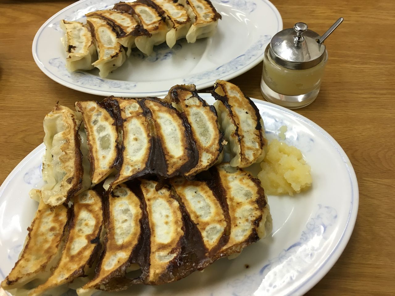 冷やしそばとにんにくだらけの焼ギョウザ 福しん はっちの蒸し豚 冷やしそばとにんにくだらけの焼ギョウザ 福しん はっちの蒸し豚