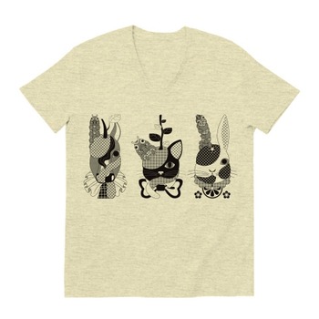 果物動物「洋梨馬」「林檎猫」「蜜柑兎」と芋虫モノクロ(Fruit animals a pear horse, an apple cat, a mandarin orange rabbit, and green caterpillars monochrome.) VネックTシャツ(オートミール)
