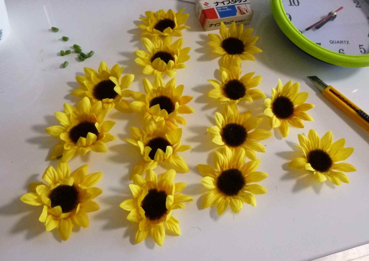 １００円グッズ リメイク ダイソーの１００円壁掛け時計を 造花でデコってみました 印象派画家の勘違い New