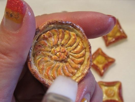 粘土でミニチュア アップルタルトに ニスを塗って Uvレジンを入れる 印象派画家の勘違い New