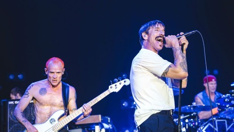 【動画】Red Hot Chili Peppers、エジプトのピラミッド前でライブを行う